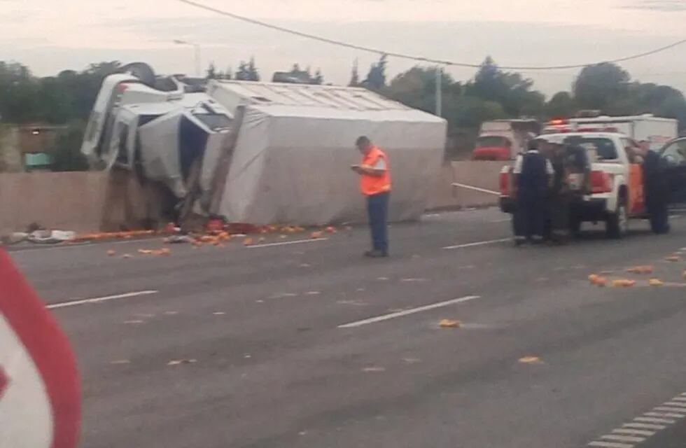 El conductor del camión que transportaba naranjas terminó fallecido. (@joreduperez)