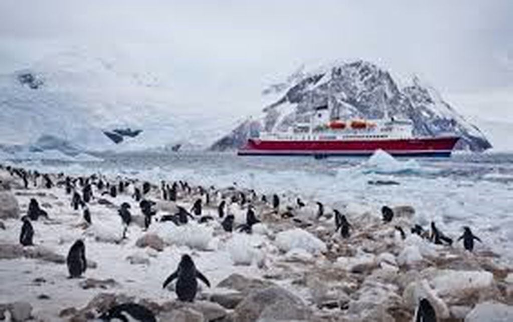El turismo embarcado lleva a cientos de miles de turistas cada verano a la Antártida.