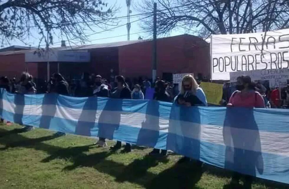 Cabín 9 se puso de pie: cientos de feriantes de Pérez marcharon por tercera vez a la Municipalidad (Facebook Cabín 9 se puso de pie)