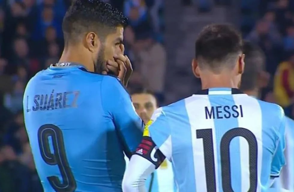 Messi y Suárez en conferencia íntima. El empate no les vino mal.