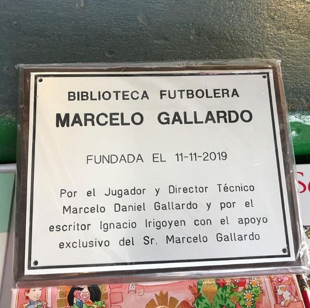 Gallardo inauguró una biblioteca con su nombre en la escuela primaria donde estudió. (Twitter)