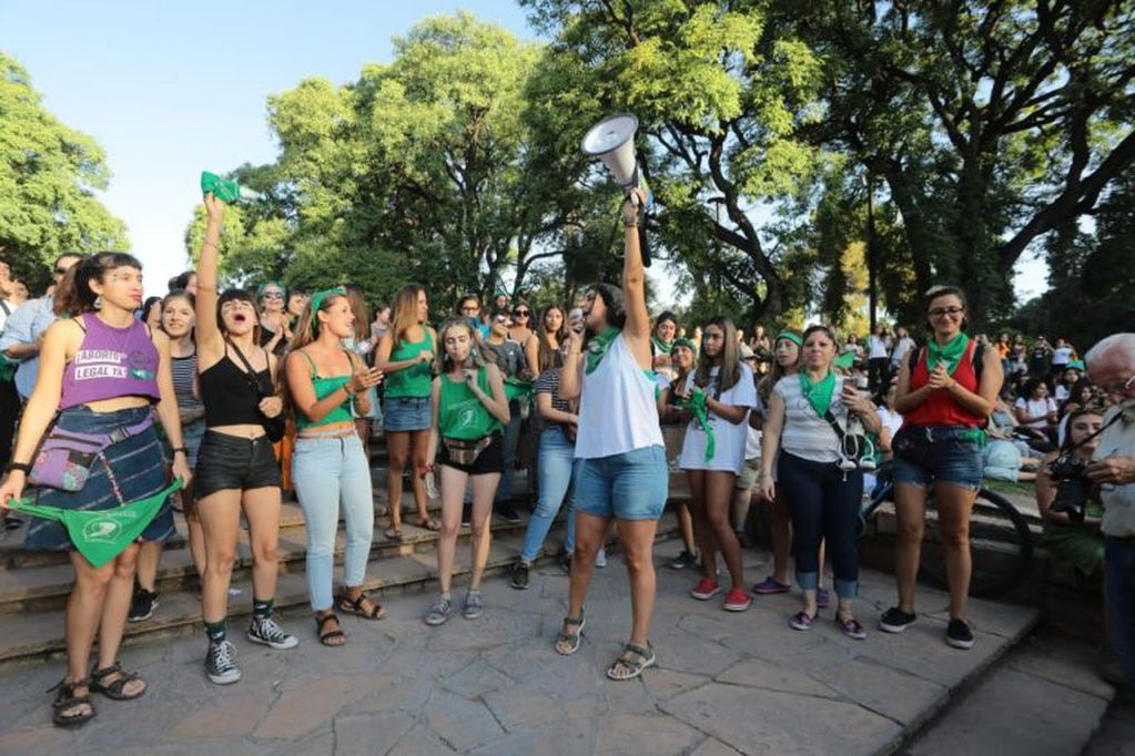 Las mujeres se reunieron en la plaza Independencia. Foto: diario El Sol.