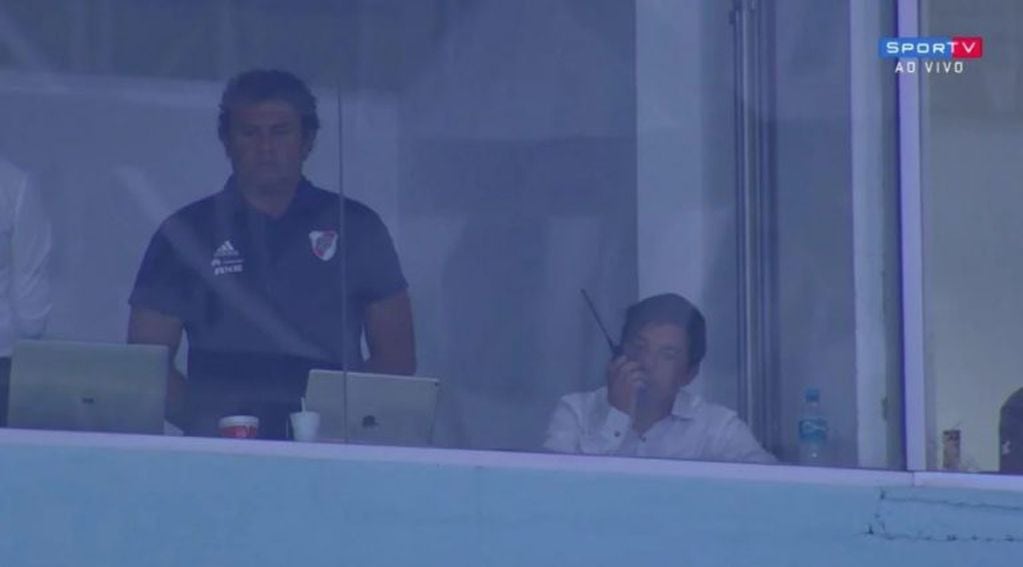 Gallardo hablando por handy durante el partido de vuelta ante Gremio (Foto: Captura SporTV)