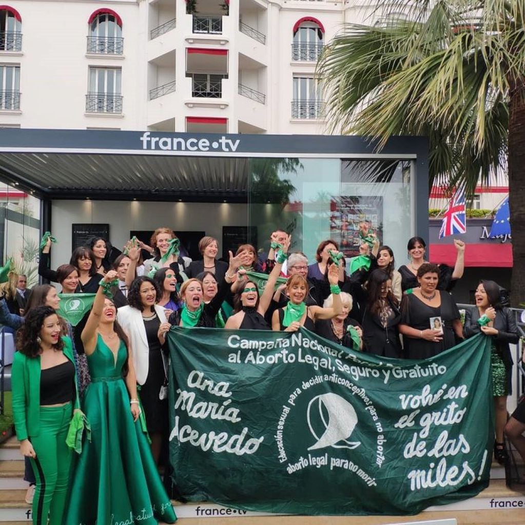 Los pañuelos verdes tomaron la alfombra roja de Cannes antes de la proyección de "Que sea ley"