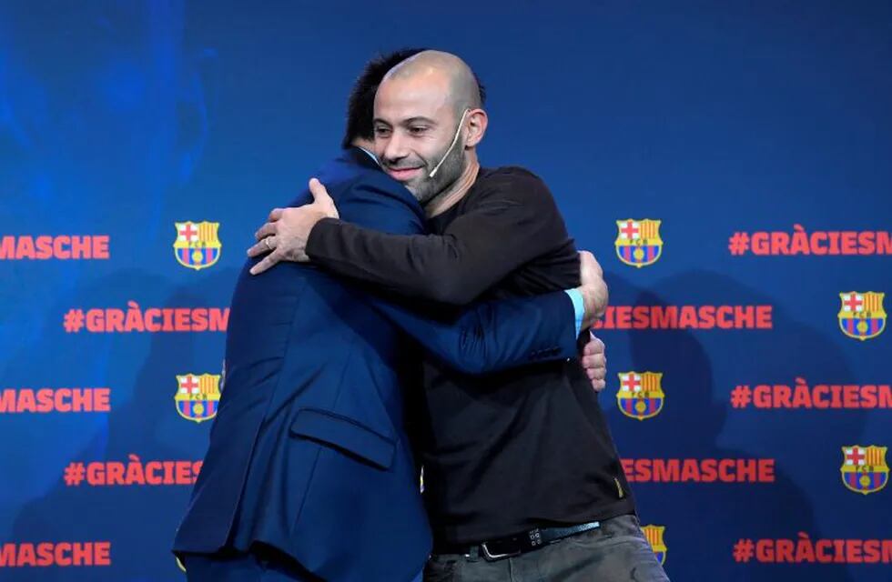Javier Mascherano se abraza con Josep María Bartomeu en su despedida del Barcelona. / AFP PHOTO / LLUIS GENE