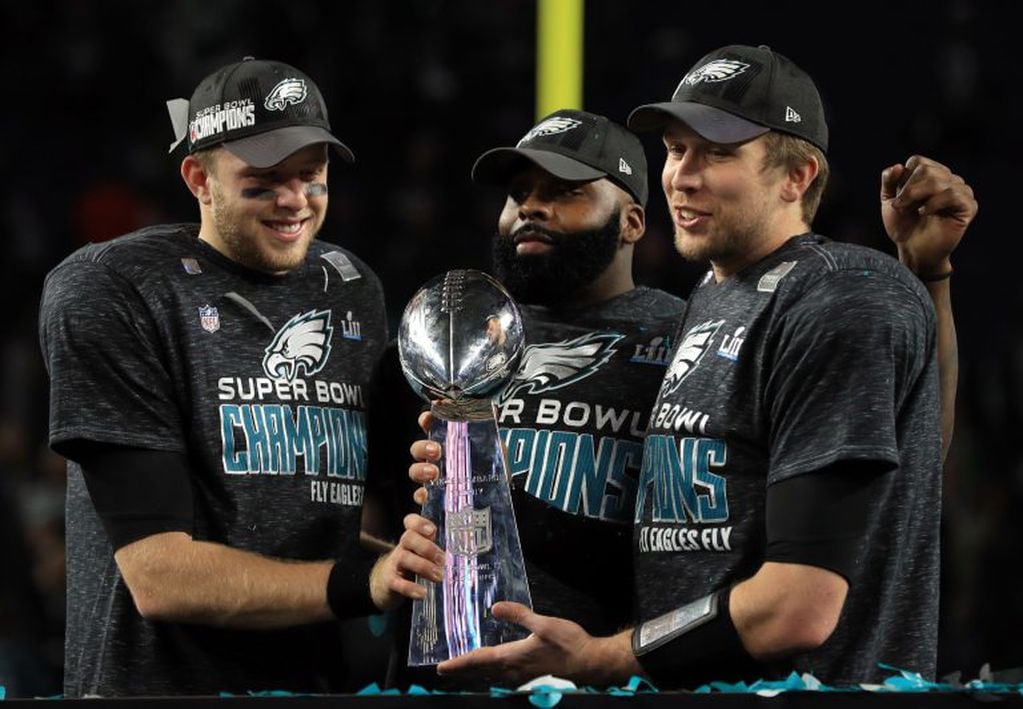 MINNEAPOLIS, MN - FEBRUARY 04: Malcolm Jenkins #27 of the Philadelphia Eagles (C) and Nick Foles #9 (R) of the Philadelphia Eagles hold the Lombardi Trophy after defeating the New England Patriots 41-33 in Super Bowl LII at U.S. Bank Stadium on February 4, 2018 in Minneapolis, Minnesota.   Mike Ehrmann/Getty Images/AFP
== FOR NEWSPAPERS, INTERNET, TELCOS & TELEVISION USE ONLY ==
