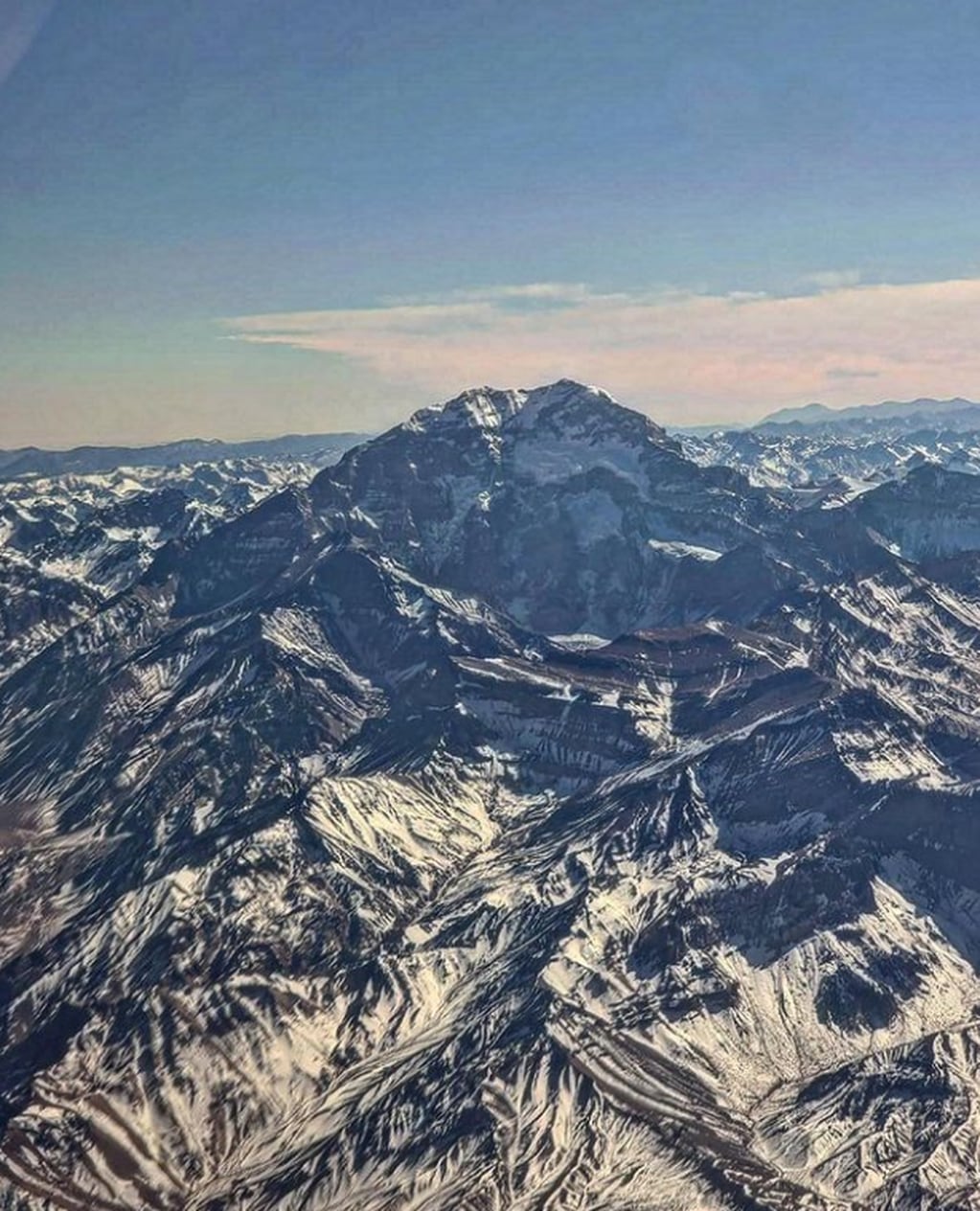 El embalse Potrerillos y el cerro Aconcagua, desde el aire, en todo su esplendor y como nunca se los vio. Foto: Instagram @alevigilmalbec