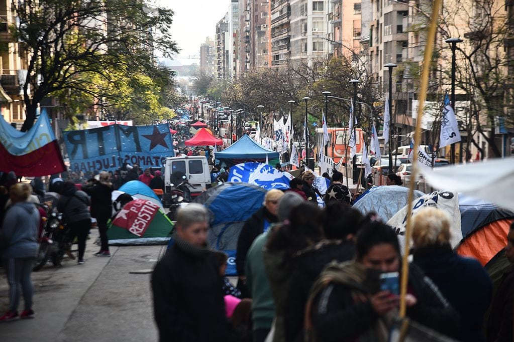 Marcha piquetera y acampe en Córdoba: complicaciones en el tránsito. (Pedro Castillo / La Voz)