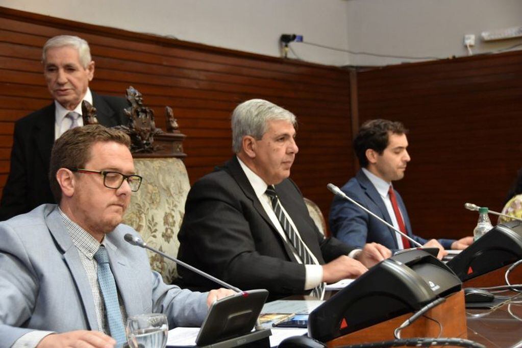 La segunda sesión extraodinaria fue presidida por el vicegobernador Carlos Haquim, comenzó con la presencia de 46 diputados y se extendió por aproximadamente cuatro horas.