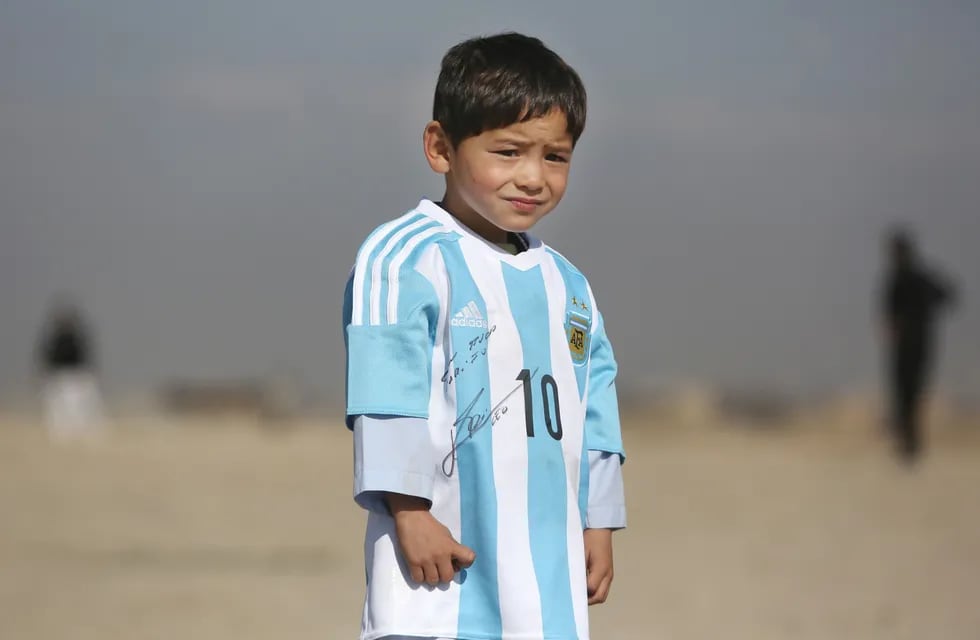 Murtaza Ahmadi, el niño afgano que se viralizó en 2016 por su camiseta argentina  hecha con una bolsa.