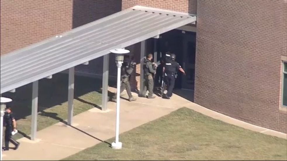 Policías y fuerzas especiales ingresan a una escuela secundaria de Texas, tras el tiroteo que dejó múltiples heridos.