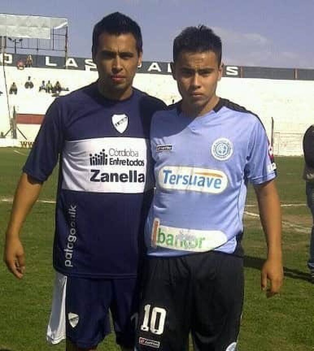 Carlos y un muy joven Lucas Zelarayan. El Chino y el Chinito, uno en Atalaya y el otro que recién empezaba en Belgrano en un enfrentamiento en la Liga Cordobesa