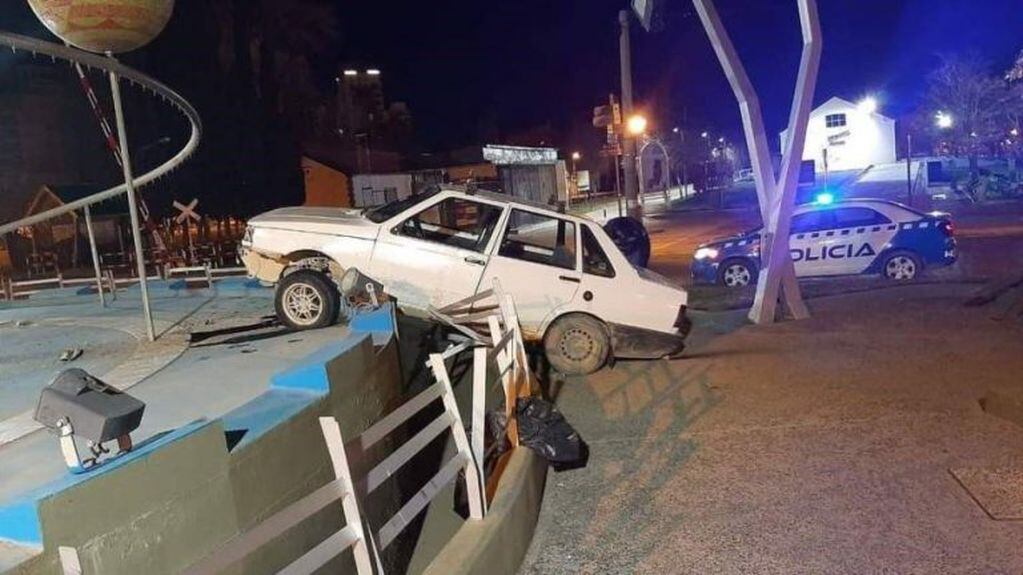 Un conductor perdió el control y quedó arriba de una fuente en Neuquén