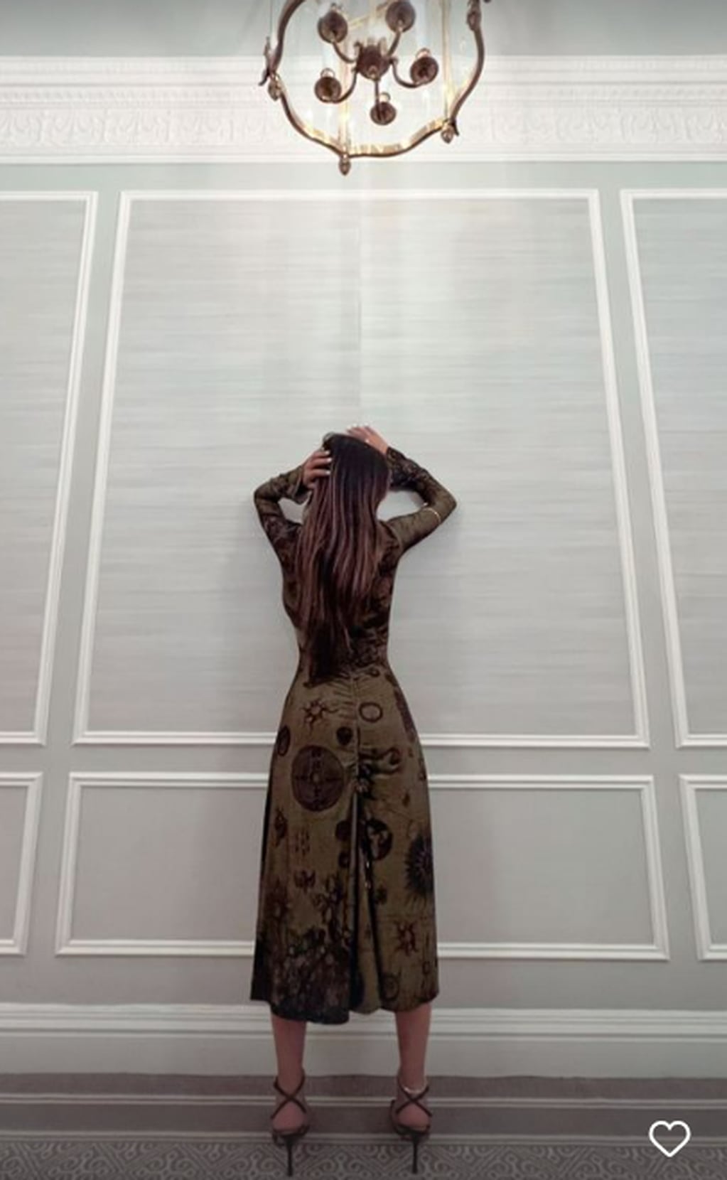 Desde Nueva York, Mia Khalifa miró desafiante a cámara y en vestido gótico robó corazones.