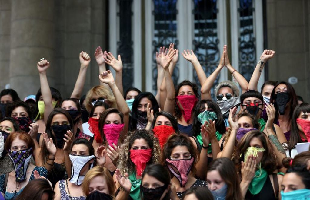 Trabajadoras escénicas se cubrieron los rostros con bombachas como símbolo de desobediencia al patriarcado.