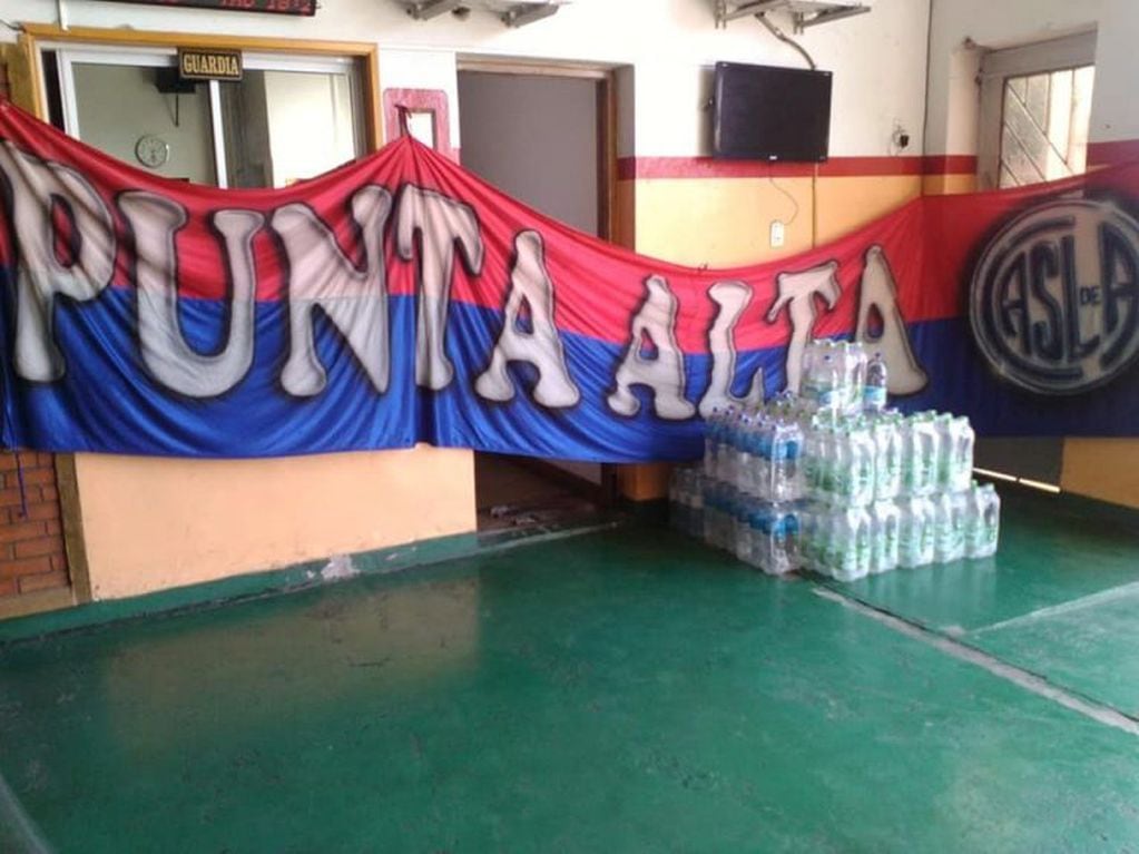 Donación de agua para los bomberos de Punta Alta