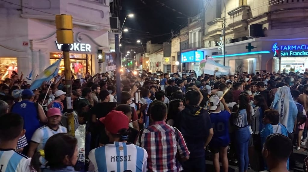 Más de dos horas después de finalizado el partido Argentina-Polonia, continuaba el festejo popular en la tradicional esquina de Belgrano y Lavalle, en San Salvador de Jujuy.
