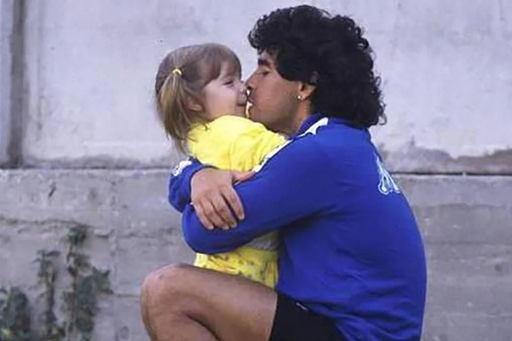 Dalma Maradona y Diego Armando Maradona, puro amor en Nápoli a fines de los '80. (Captura)