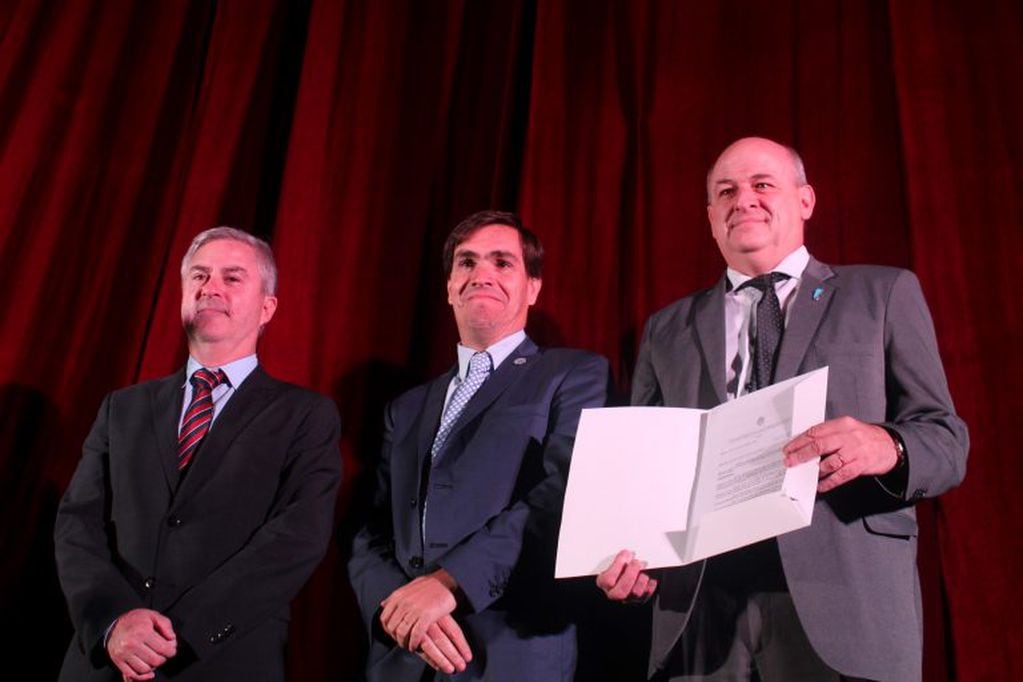 Guillermo Burgos, Javier Tizado y Mariano Uset en la entrega del decreto de Autonomía Portuaria.