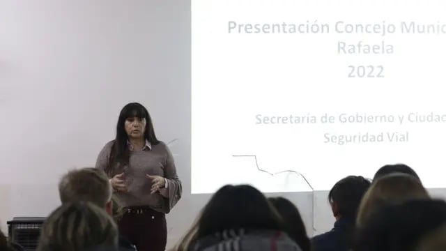 La concejala Alejandra Sagardoy, brindando los datos del observatorio vial en el Colegio Misericordia