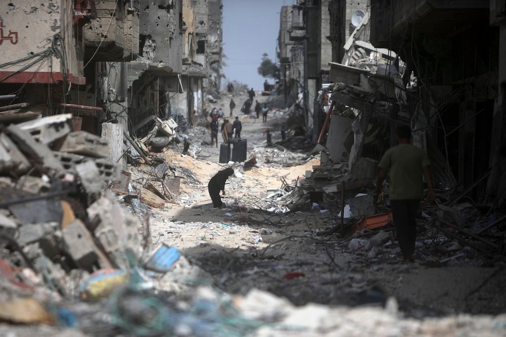 Palestinos visitan sus viviendas destruidas luego de la salida de las tropas israelíes de Jan Yunis, en la Franja de Gaza, el 6 de marzo de 2024. 