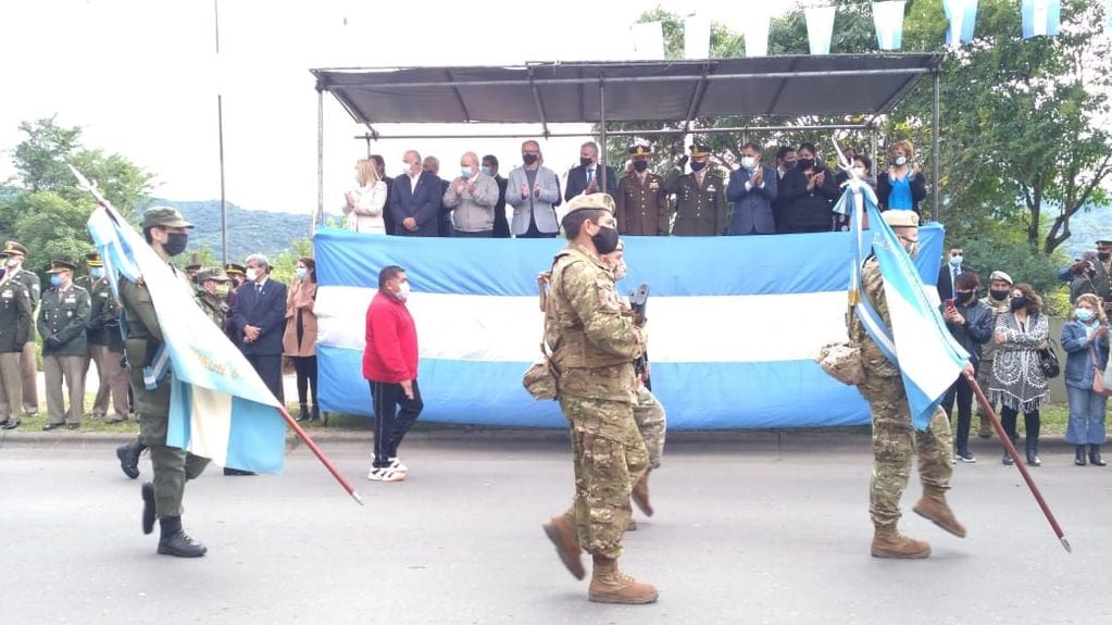 Escuadras militares y delegaciones de veteranos de Malvinas hicieron su pasaje ante el palco de autoridades.