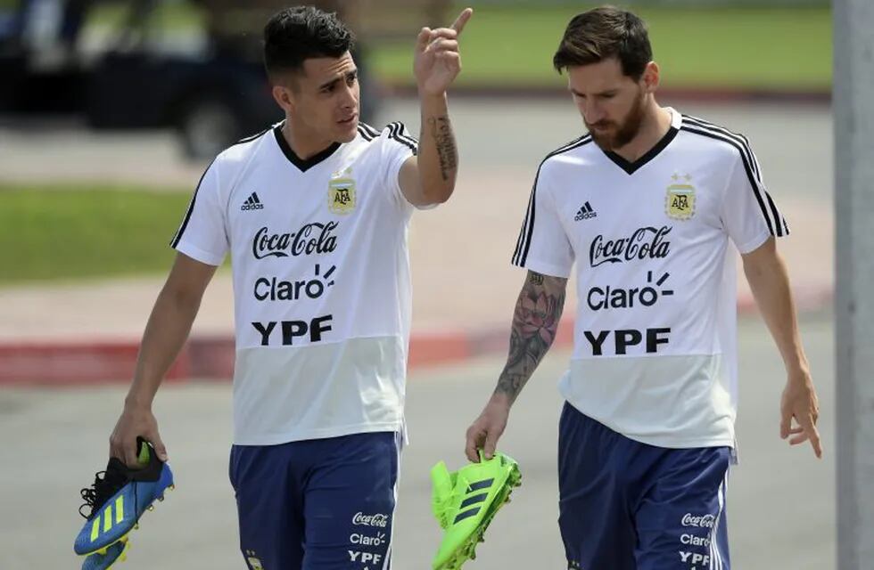 Cristian Pavón se quedó con la camiseta de Messi tras el amistoso con Barcelona. Foto: AFP.