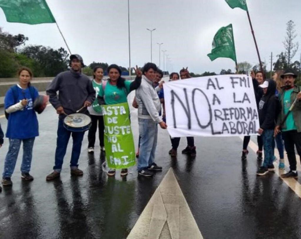 Militantes del Partido Agrario y Social cortan la autovía de la Ruta Nacional Nº 12. (Fuente: El Territorio)
