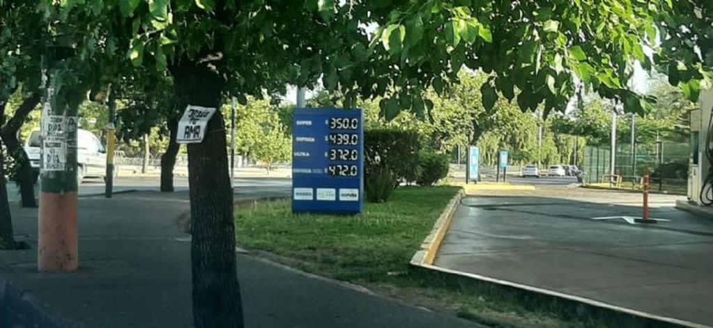 Nuevo aumento del combustible en Mendoza. Estación de servicio del ACA frente a la terminal.