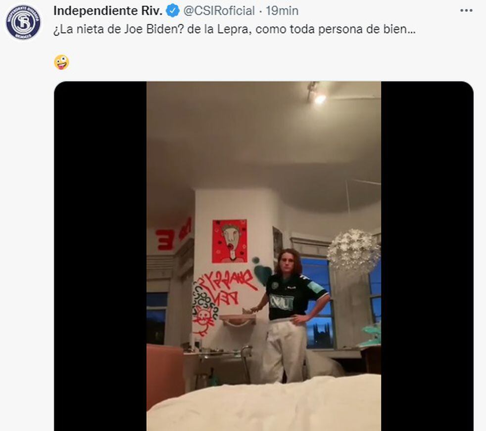 Independiente Rivadavia no dejó pasar la oportunidad para reflejar semejante acontecimiento mundial: Maisy Biden, nieta de Joe Biden, con la camiseta de la Lepra mendocina.