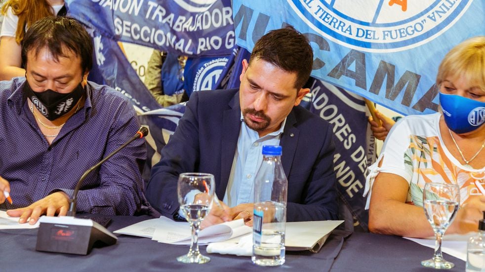 Ushuaia: Histórica firma de convenio de trabajo entre Gobierno y Sindicatos estatales