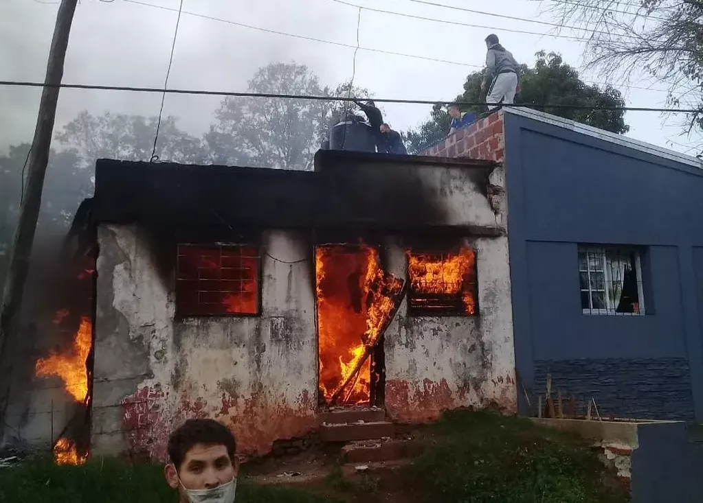 Barrio Independencia de Posadas: se incendió una vivienda. Policía de Misiones