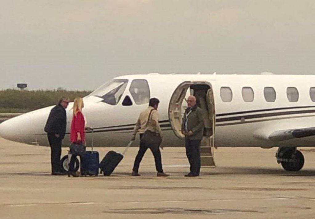 Magario y Espinoza subiendo al avión.