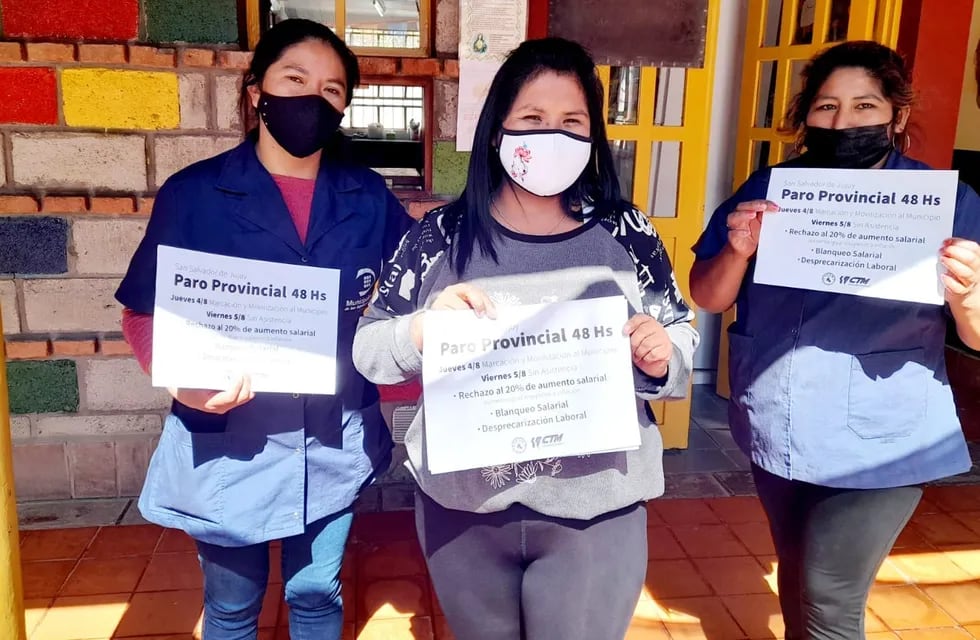 Trabajadoras del municipio capitalino exhiben los panfletos distribuidos por el sindicato convocando al paro por 48 horas en Jujuy.