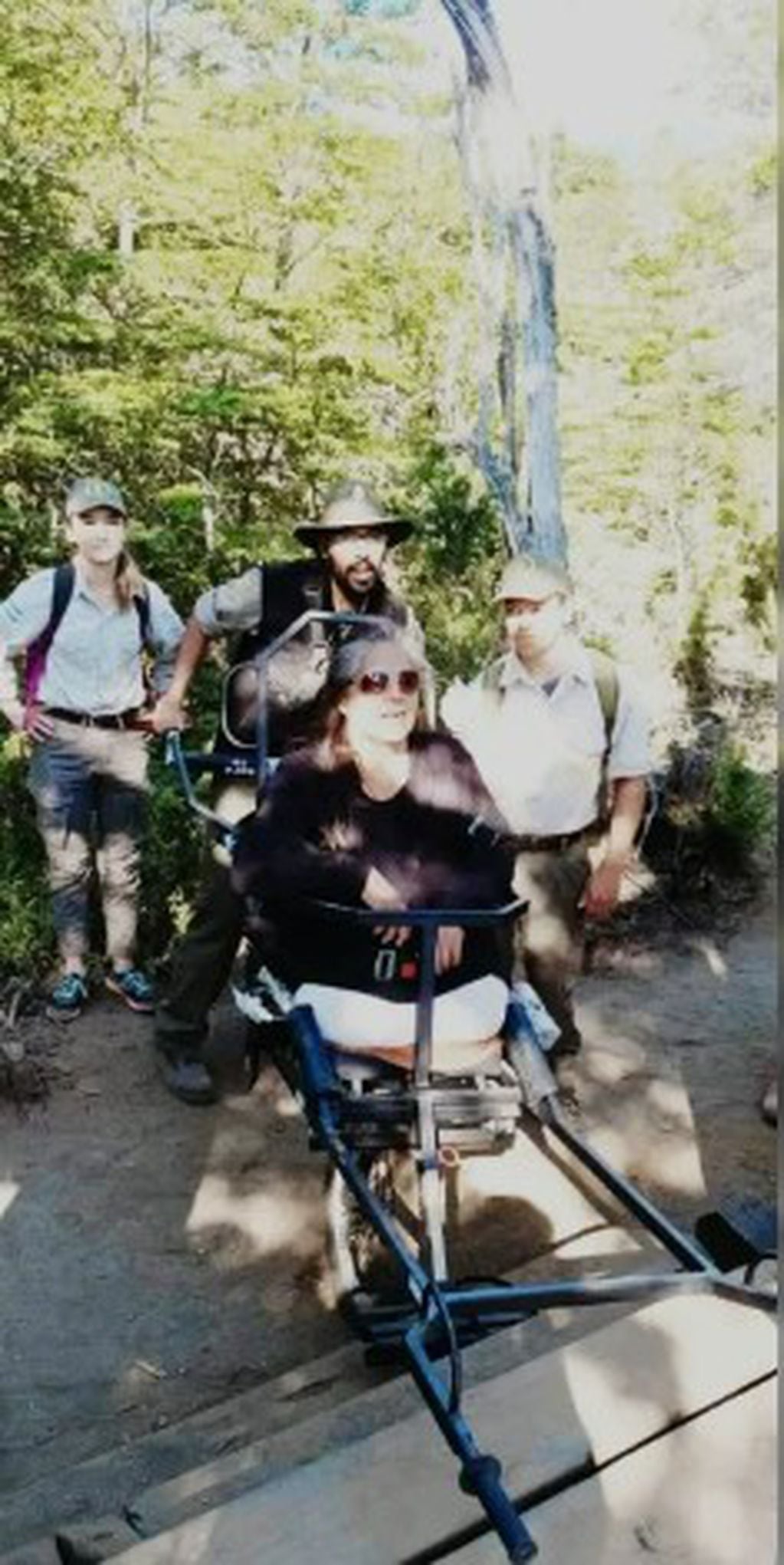 Ana, la mujer de 59 años haciendo trekking.