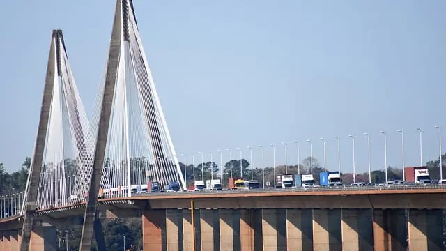Convoy de camiones con cigarrillos ilegales fue interceptado en el puente San Roque González de Santa Cruz