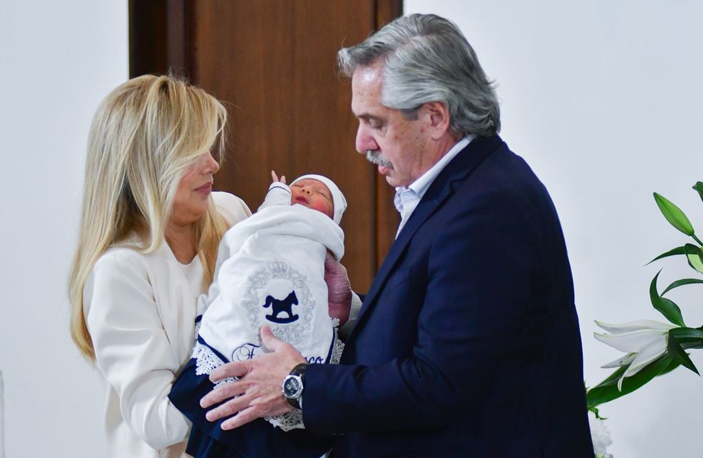 Alberto Fernández y Fabiola Yañez con su hijo recién nacido Francisco en el Hospital Otamendi
Foto Federico Lopez Claro