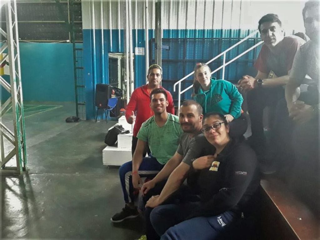 Prof. Marcelo Maslov junto al equipo de caminata en el polideportivo Exequiel Rivero.