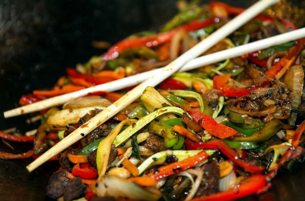 Chow fan de Carne: arroz salteado al wok, con carne y verduras
