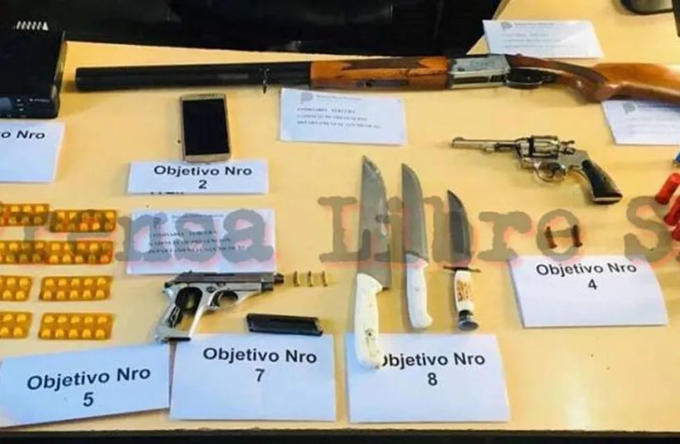 Hubo cuatro detenidos y se secuestraron armas, cartuchos y pastillas. (Prensa Libre SN)