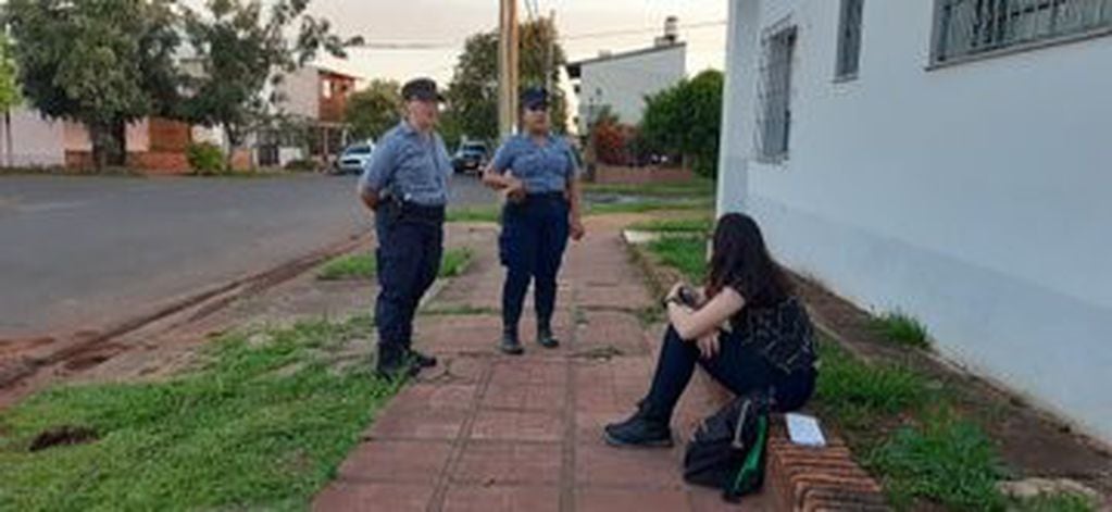 Recorrida de efectivos policiales en el barrio tradicionalmente estudiantil de Posadas. (M. de Gobierno)