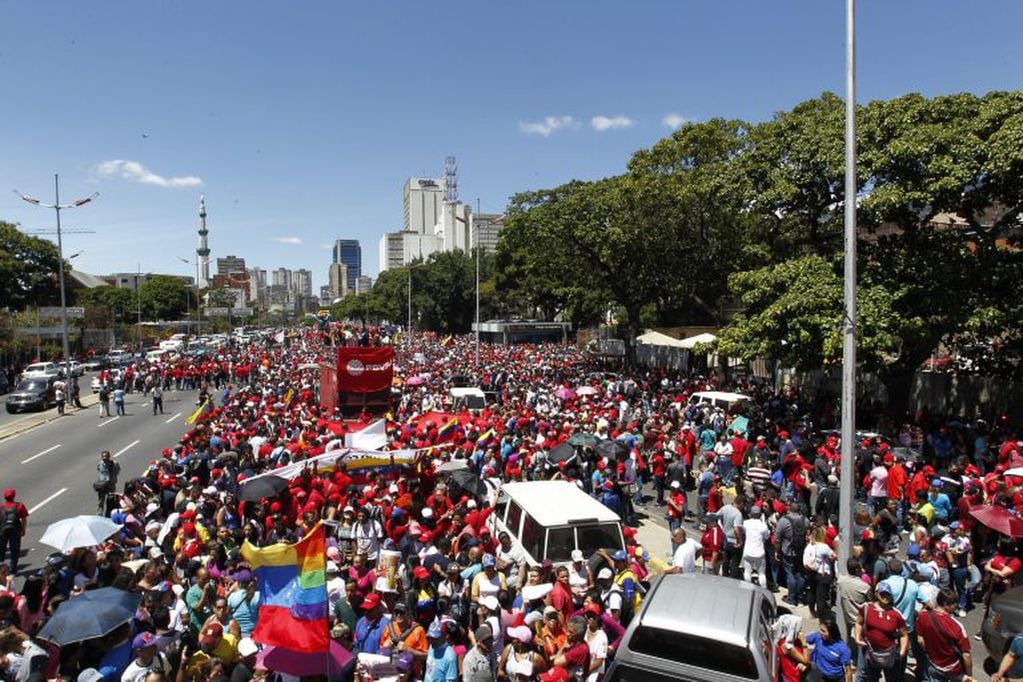 Miles de simpatizantes del presidente de Venezuela, se manifiestan a favor de Nicolás Maduro este sábado en Caracas (EFE/Raúl Martínez)