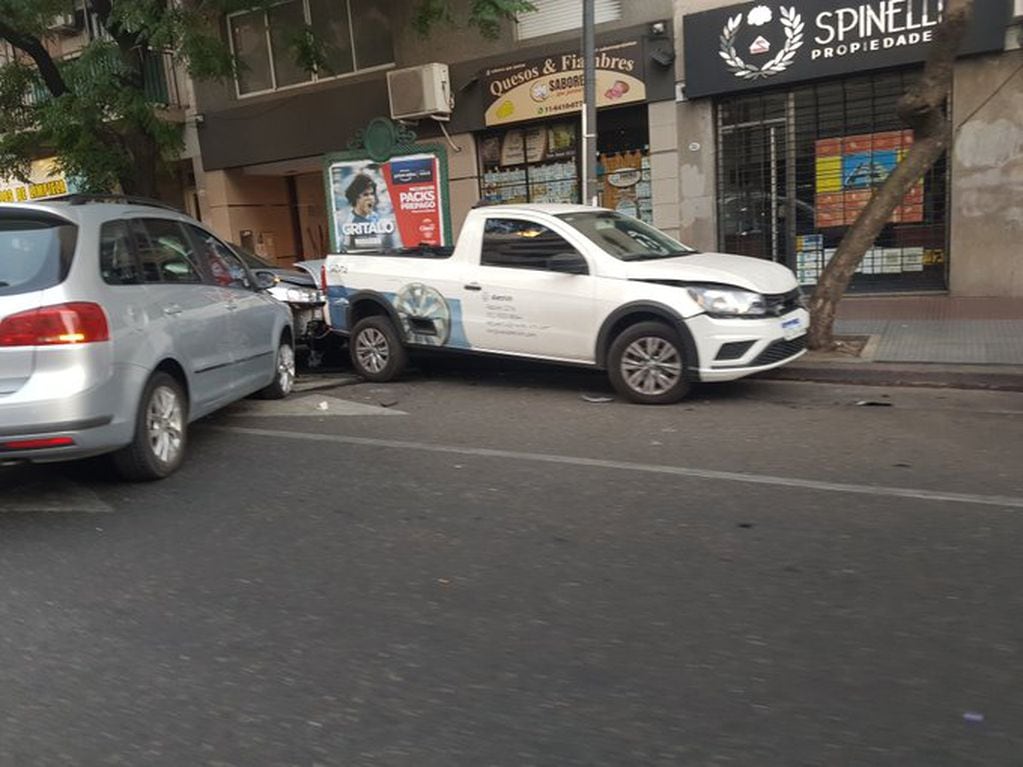 El conductor del Volkswagen Suran se habría quedado dormido y terminó impactando contra otro auto estacionado, que a su vez chocó a la camioneta. Twitter @TransitoTwiit