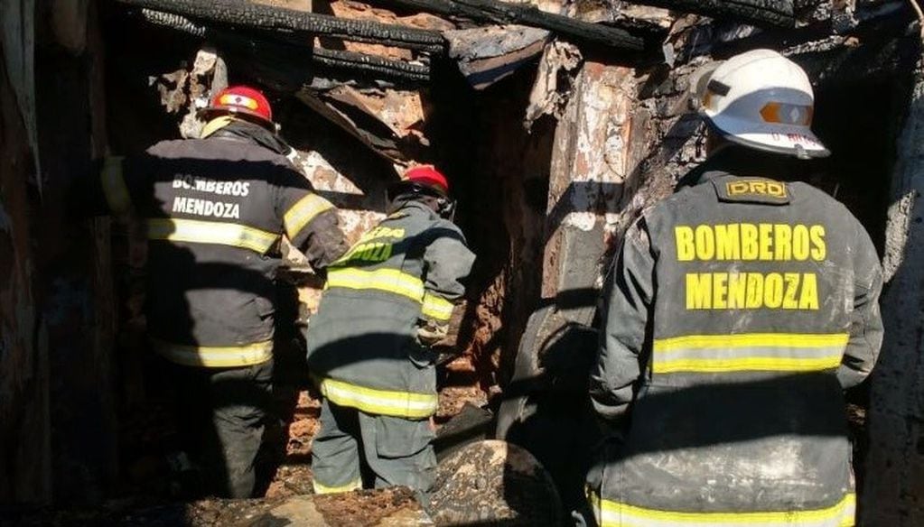 Bomberos trabajaron en la vivienda que se incendió y terminaron encontrando marihuana.