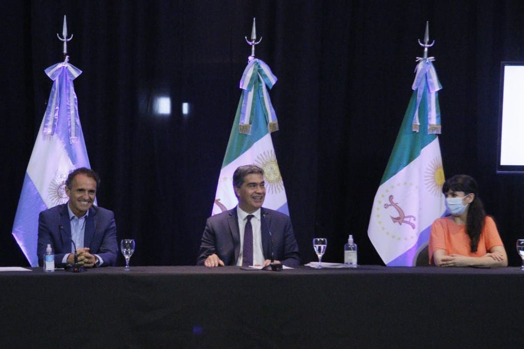 Del anuncio participaron la Vicegobernadora Analía Rach, intendentes y ministros provinciales.