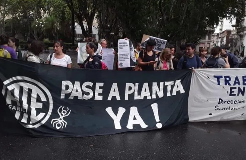 Los manifestantes cortaron el tránsito sobre Santa Fe y Laprida por la mañana. (@aterosario)