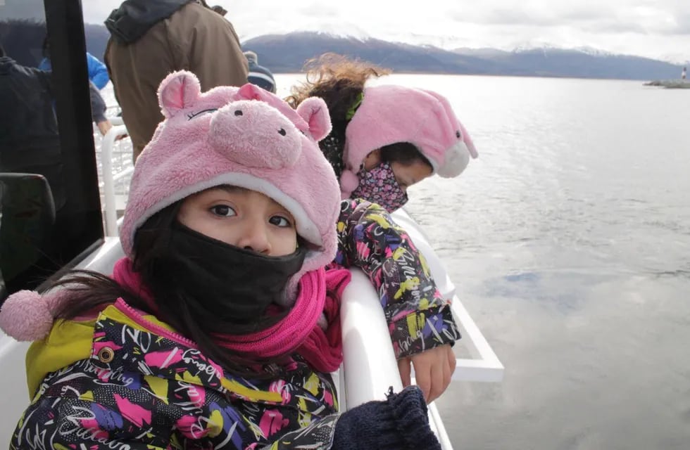 Primer viaje en catamarán con Turismo Social realizó un contingente de niños y niñas.
