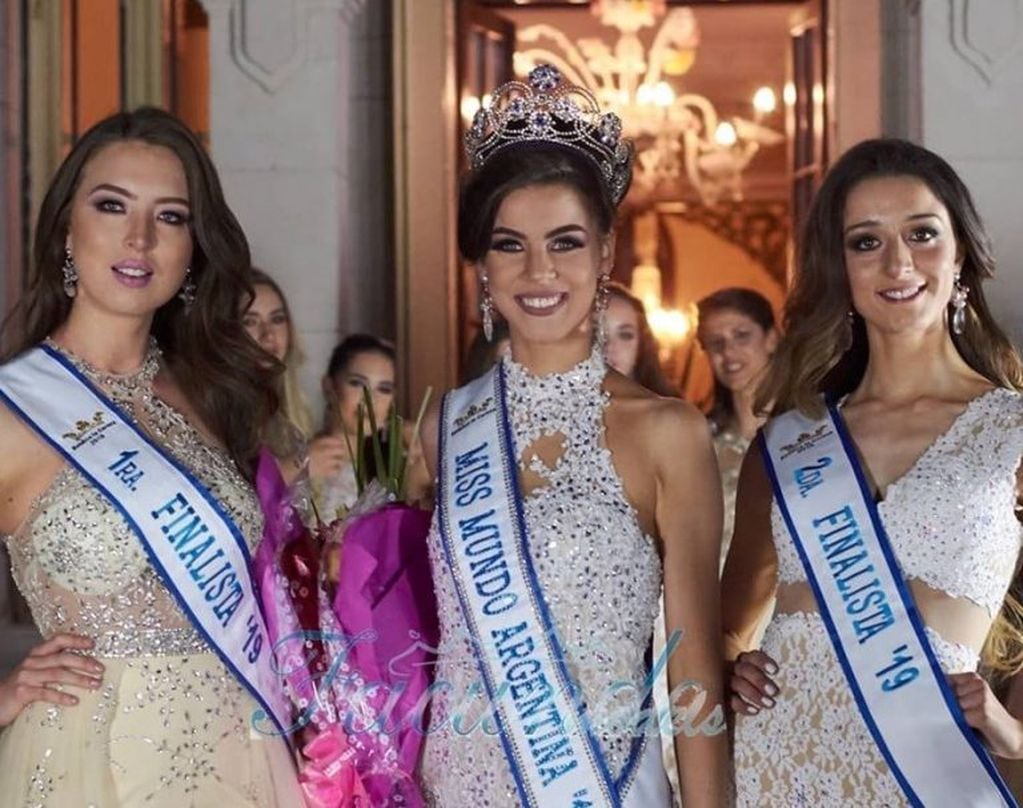 La nueva Miss Mundo Argentina 2019 es chaqueña. Aqui, Judith Grnja aparece flanqueada por las dos finalistas.