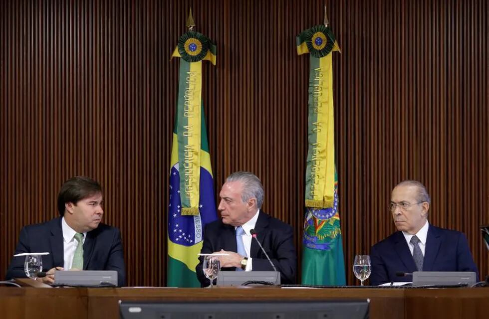 President of the Chamber of Deputies Rodrigo Maia (L) speaks with Brazil's president Michel Temer near Brazil's Chief of Staff Minister Eliseu Padilha (R) during a meeting of the Pension Reform Commission at the Planalto Palace in Brasilia, Brazil, April 11, 2017. REUTERS/Ueslei Marcelino