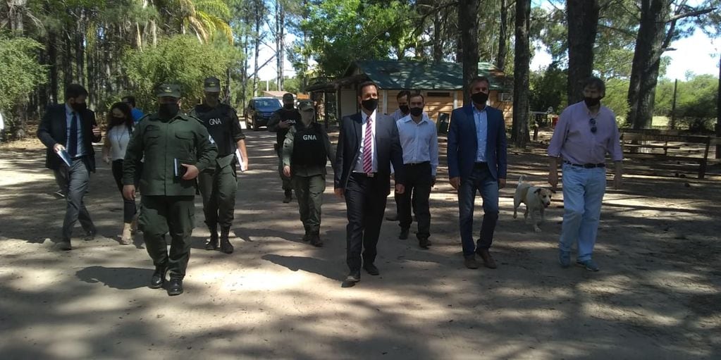 Juez Federal Viri acompañado de Gendarmería visitó Ñandubaysal tras la clausura.